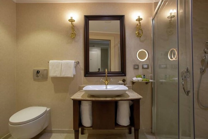 Room 32 of 53