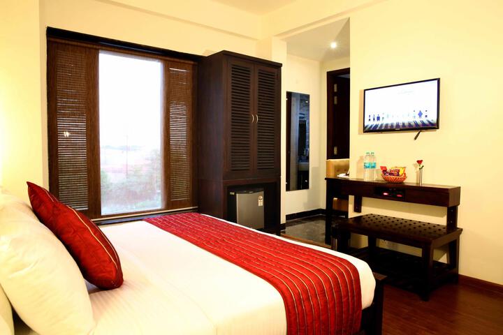 Room 2 of 28