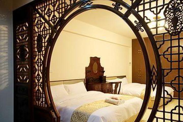 Room 2 of 10