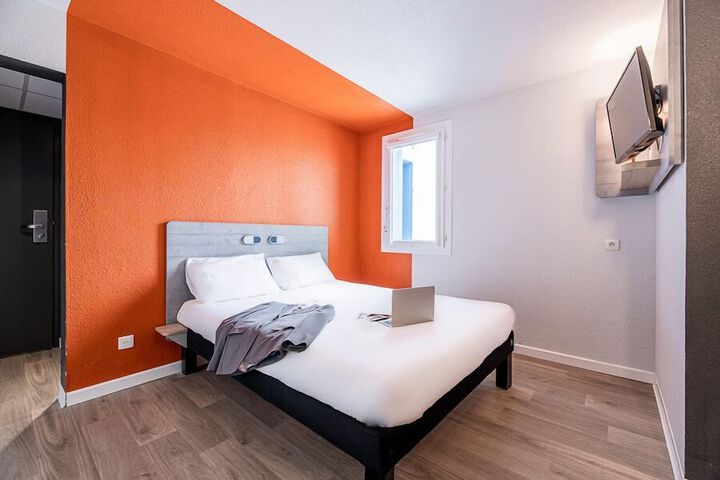 Room 3 of 68