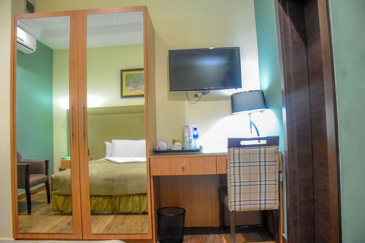 Room 30 of 32