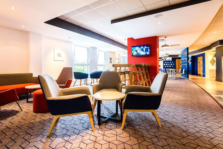 Lounge 23 of 41