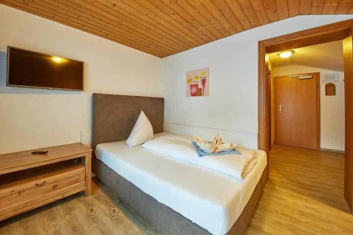 Room 3 of 48