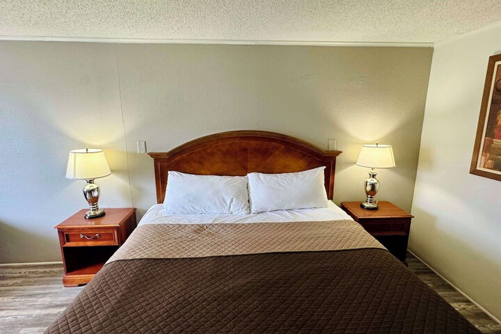 1 King Bed (14 of 22)