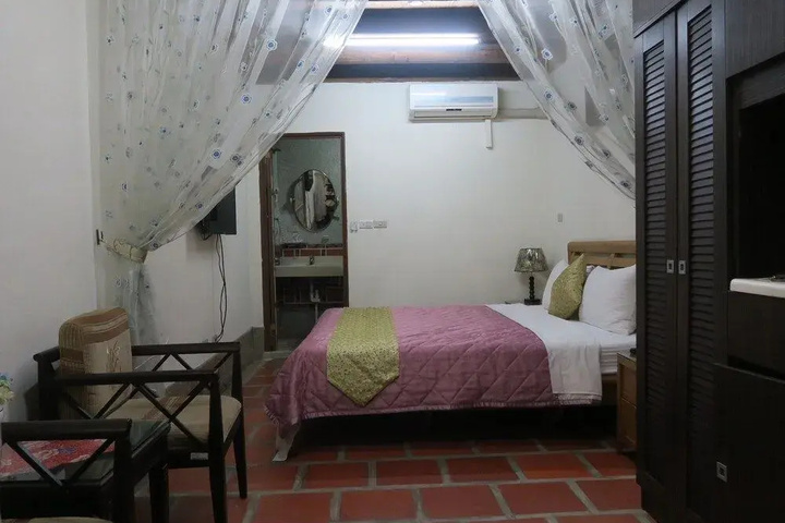 Room 4 of 11