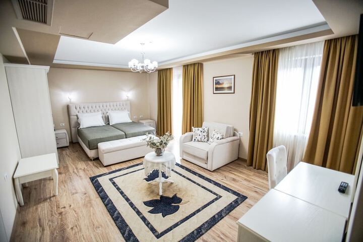 Room 4 of 20