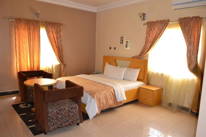 Room 6 of 11
