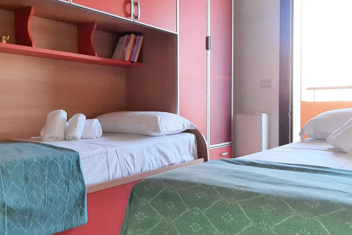 Room 4 of 18