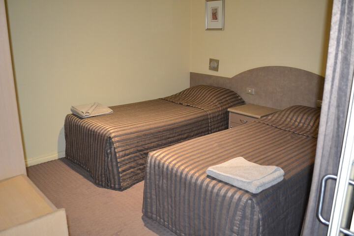 Room 8 of 122