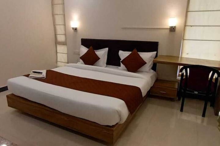 Room 5 of 18