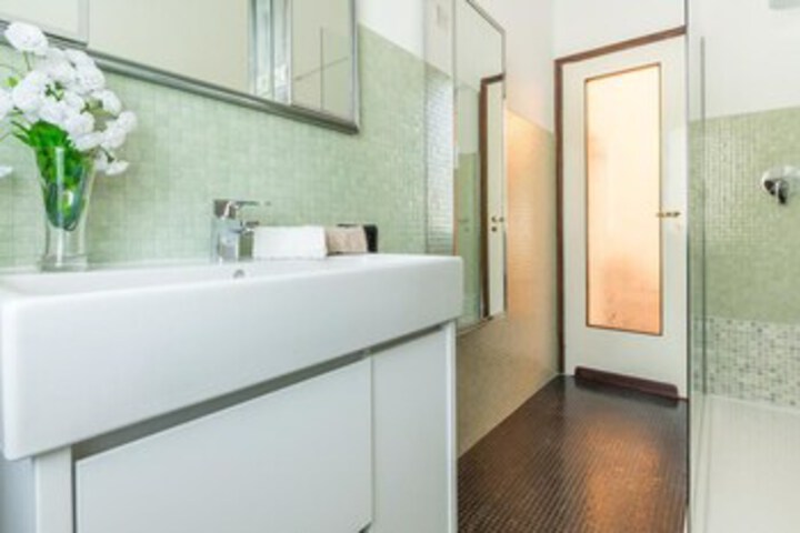 Room 6 of 19