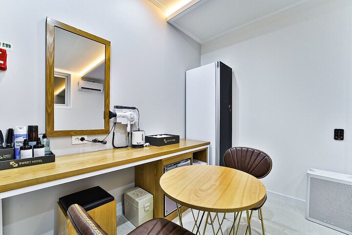 Room 6 of 43