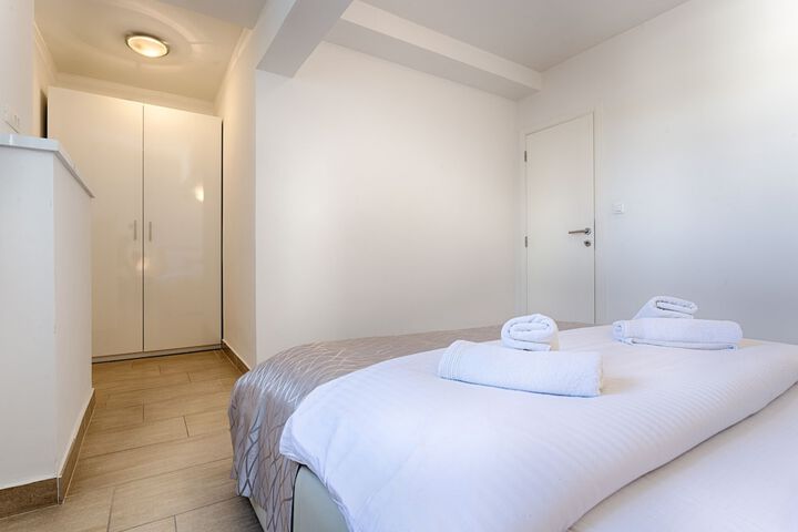 Room 3 of 93