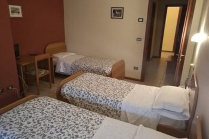 Room 7 of 12