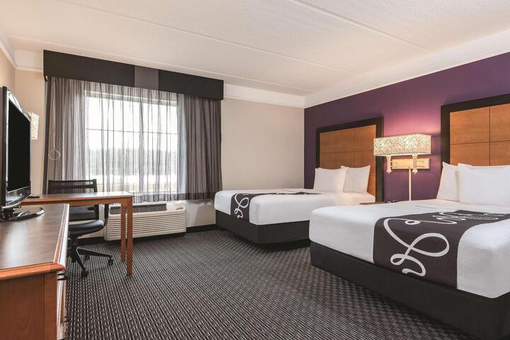 2 Double Beds Mobility Hearing Accessible Room Roll in Shower (13 of 15)