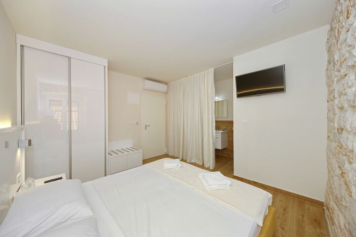 Room 3 of 39