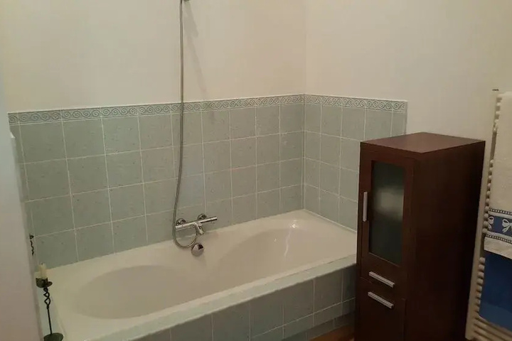 Room 8 of 18