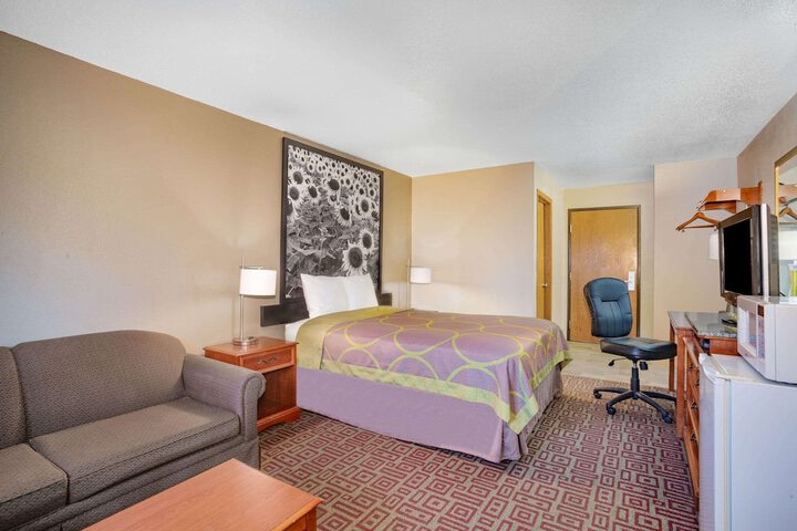 1 Queen Bed (3 of 16)