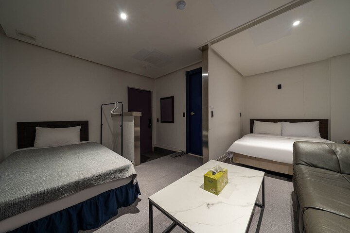 Room 13 of 82