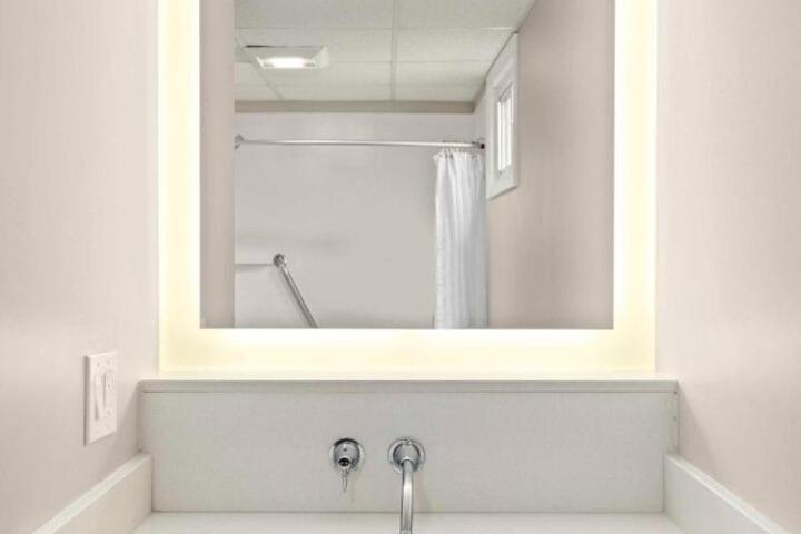Room 11 of 16
