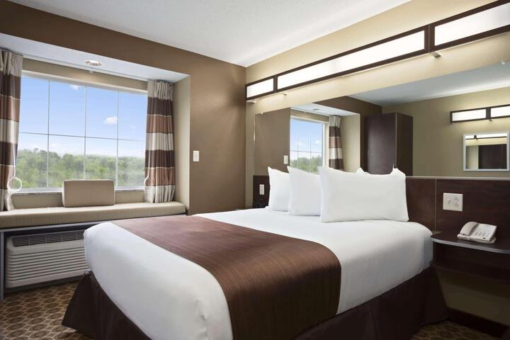 1 Queen Bed (1 of 3)