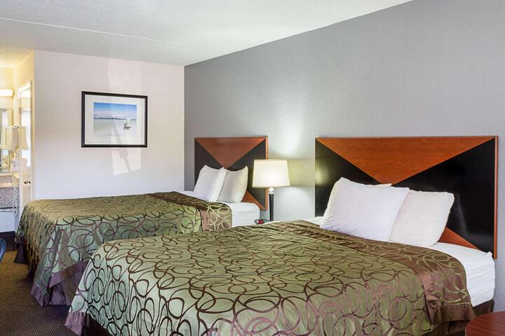 2 Queen Beds (1 of 3)