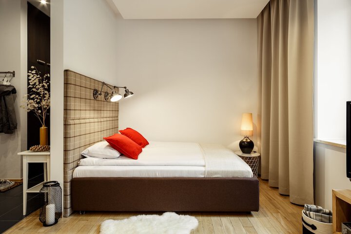 Room 3 of 165