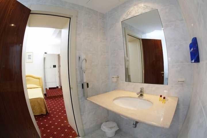 Room 19 of 39