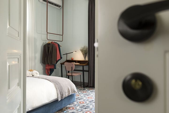Room 4 of 77