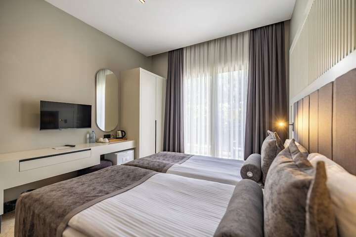 Room 10 of 33