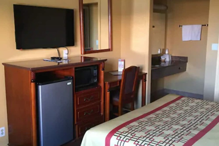 1 Queen Bed (4 of 9)
