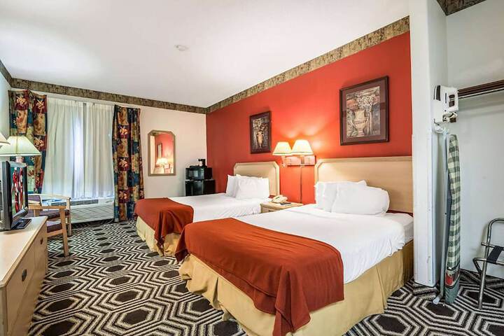 Room 4 of 8