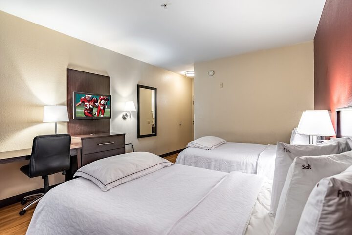 2 Double Beds Accessible (7 of 8)