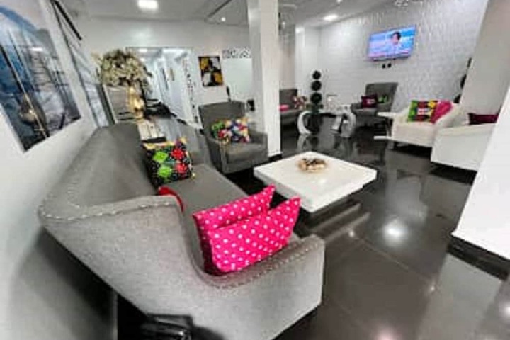 Lounge 43 of 53
