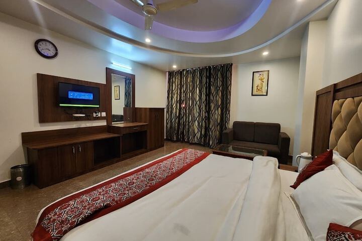 Room 4 of 15