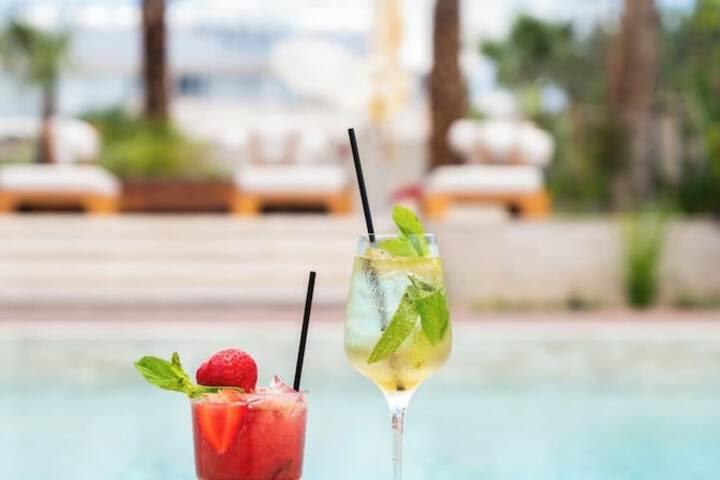 Lounge 45 of 52