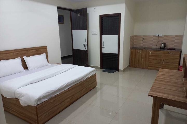 Room 6 of 16