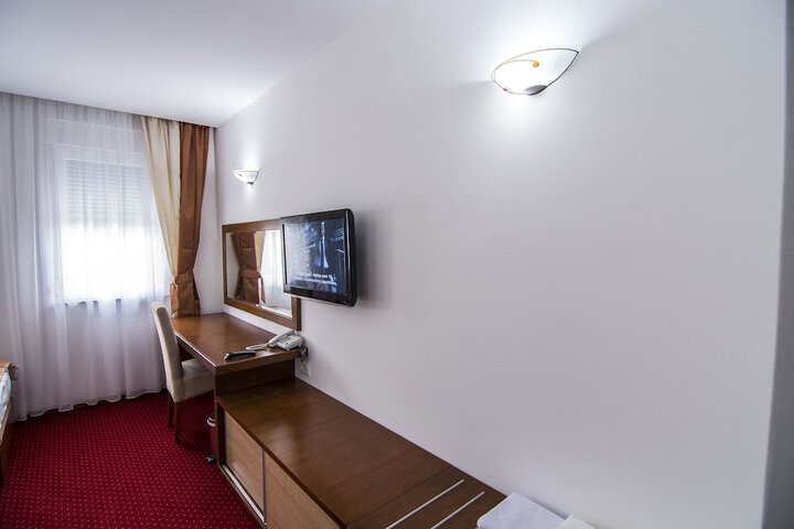 Room 17 of 27