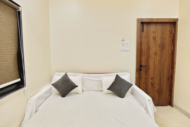 Room 10 of 13