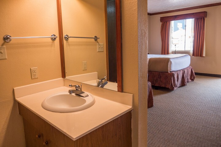 1 Queen Bed (5 of 22)