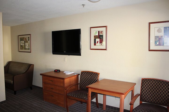 1 Queen Bed (4 of 15)