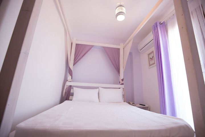 Room 10 of 27