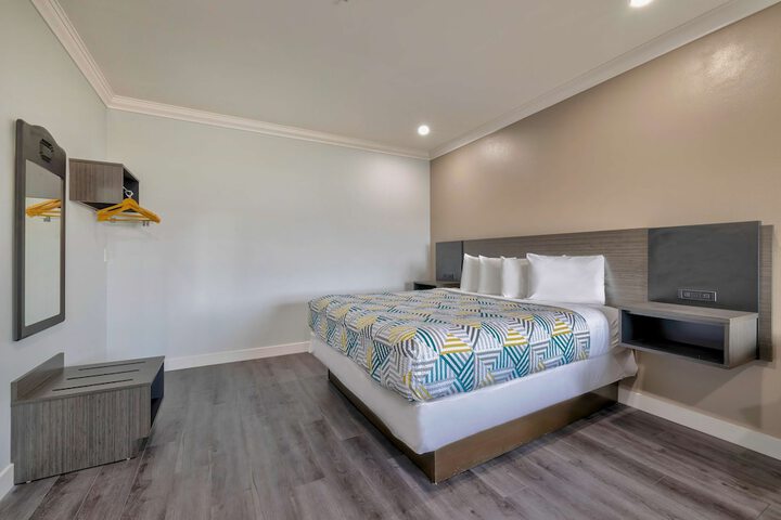 Deluxe Suite Queen Bed (13 of 14)
