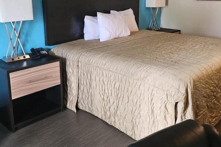 1 King Bed (4 of 5)