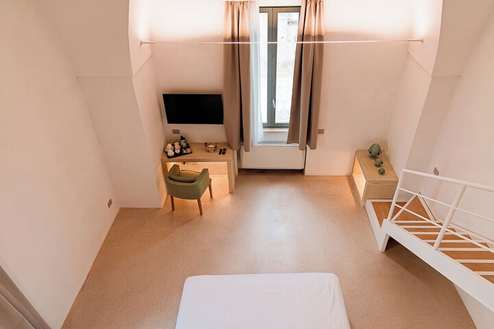 Room 4 of 144
