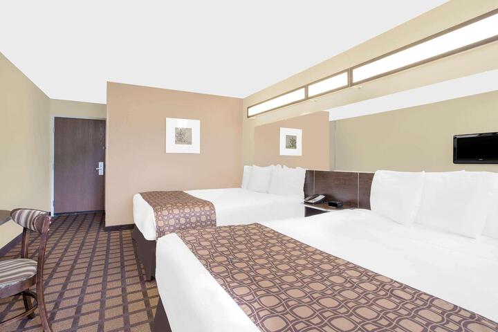 1 Queen Bed Accessible Room (12 of 19)