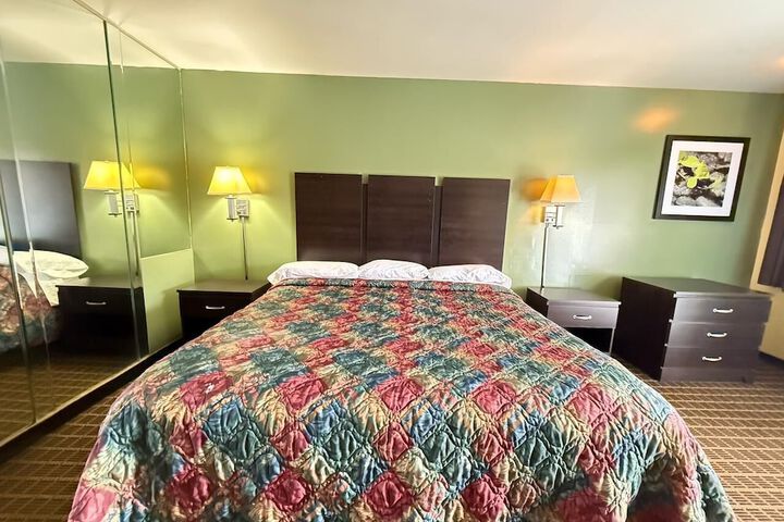 Standard Single Room 1 King Bed (7 of 18)
