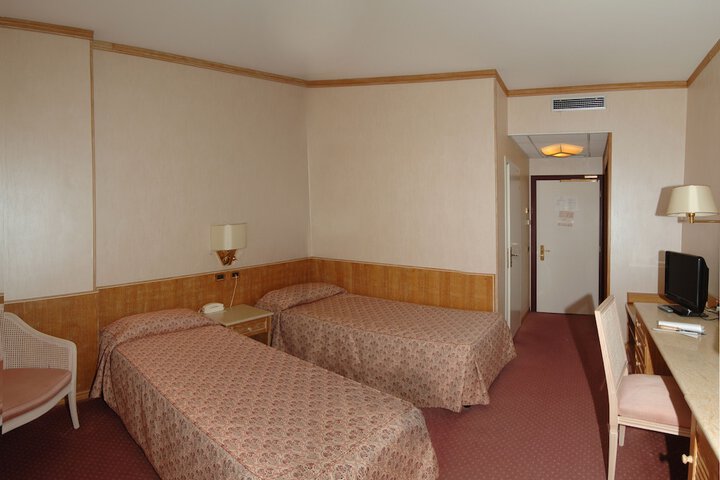 Room 10 of 68
