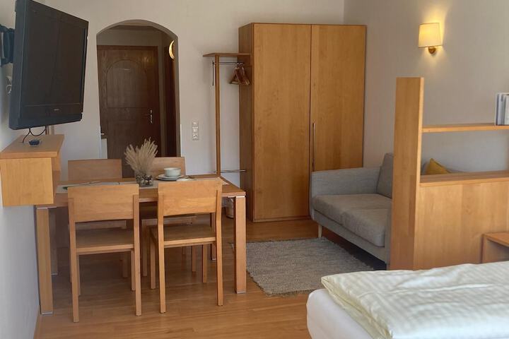 Room 33 of 80