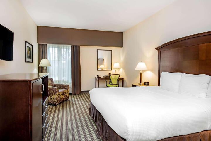 1 King Bed (2 of 18)
